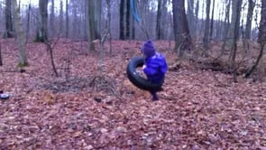 Anna Björk gynger med mor.