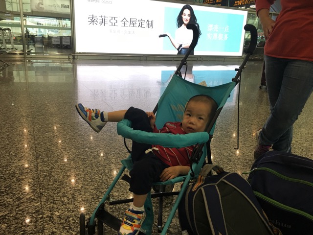 He's one cool dude, being all casual at luggage pickup. 