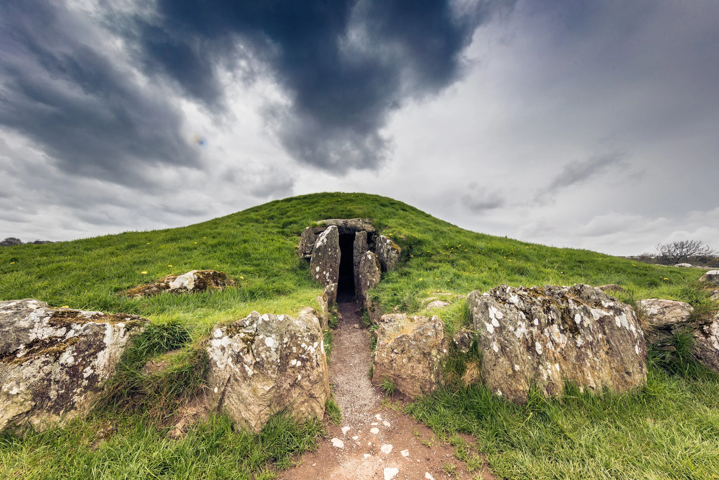 entrance that aligns to the summer solstice, bryn celli ddu ©jennifer bailey 2018