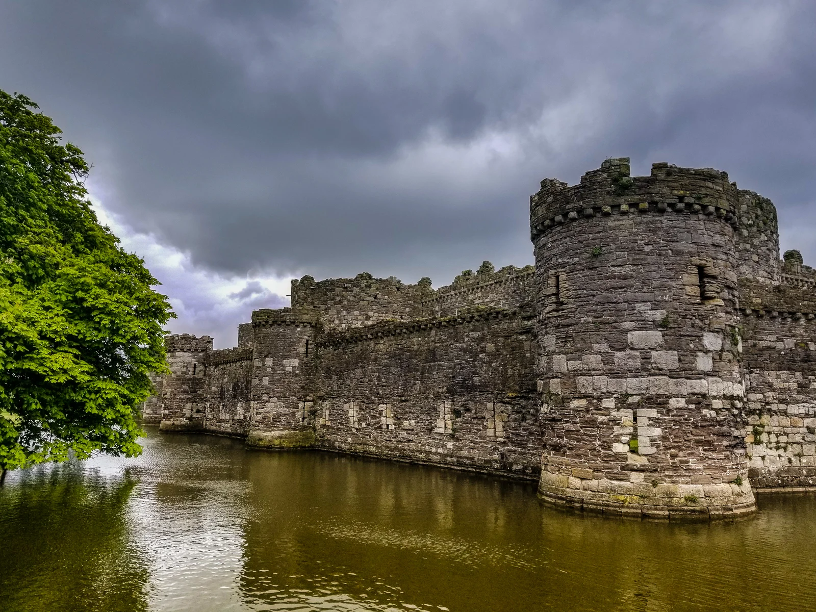 beaumaris castle ©jennifer bailey 2018 (samsung galaxy s8)