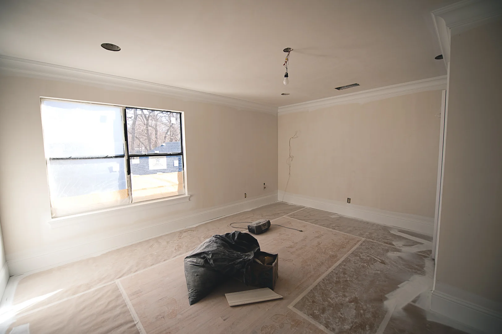 During: The doors were replaced with windows after the balcony was demolished, and the closet was expanded.​