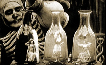 SpectreRouge1907-01.jpg