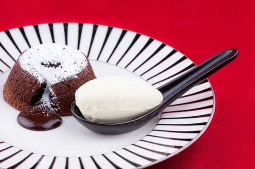  Fra kakeboken "Decadence - Sinfully Delicious Desserts" av Beth Young 