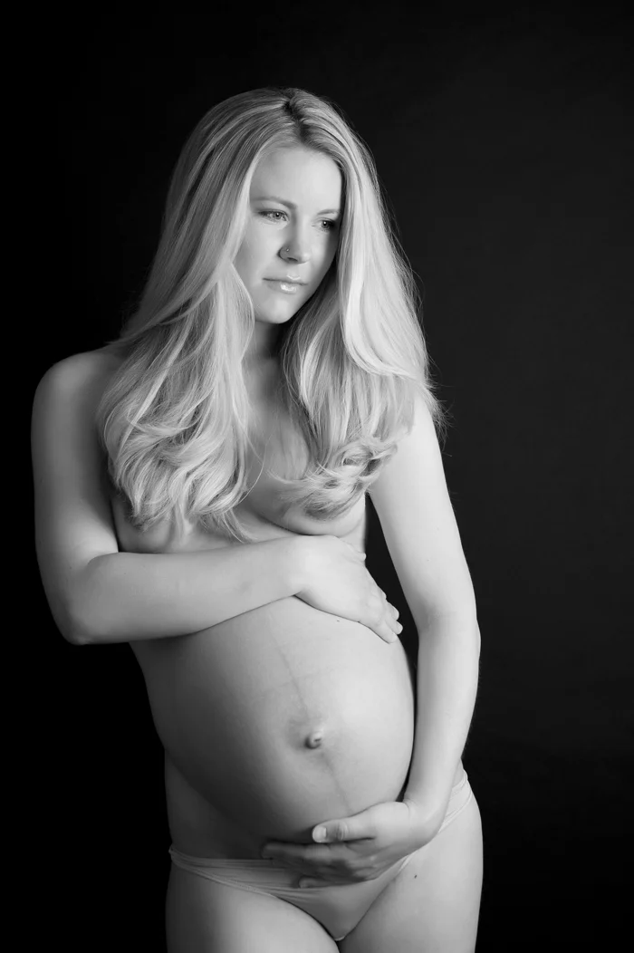 Martine gravid low key