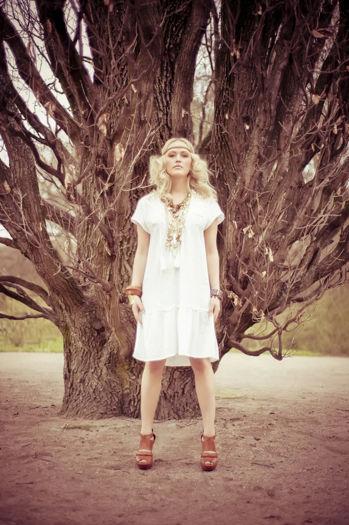  Modell: Elisabeth Hamar MUA/Hår:
Rikke Monjor Styling: Malene
Rustad Kjellås / Come As You Are
by Høyer
				   