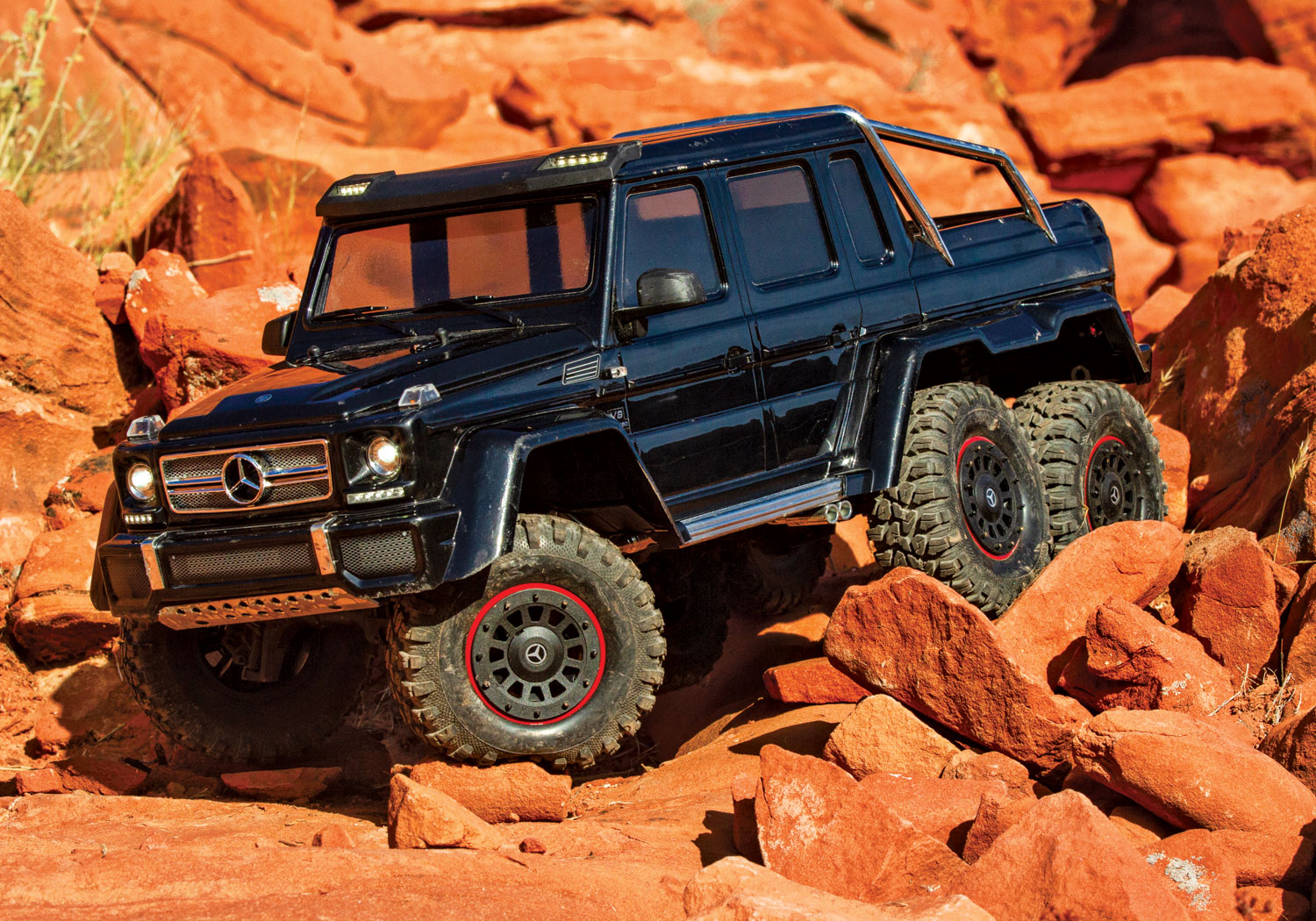 88096-4-TRX4-MB-6x6-Black-Rocks-crawl-left-AH0W3119.jpg