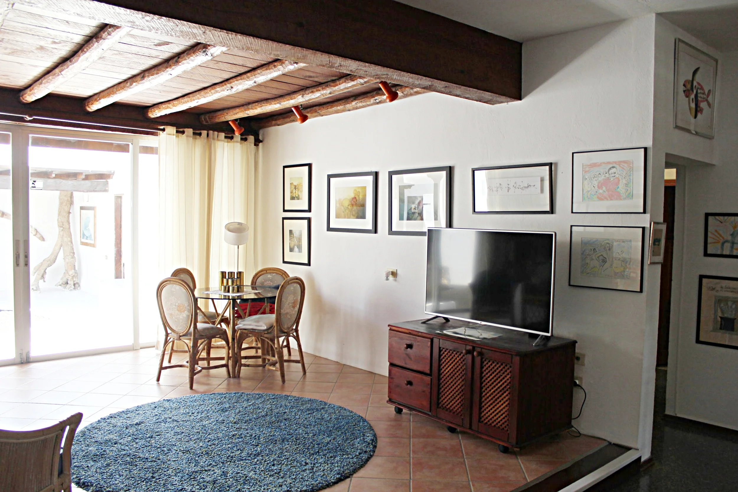 Tv-del av stuen, med bridgebord - og utsikt mot indre patio