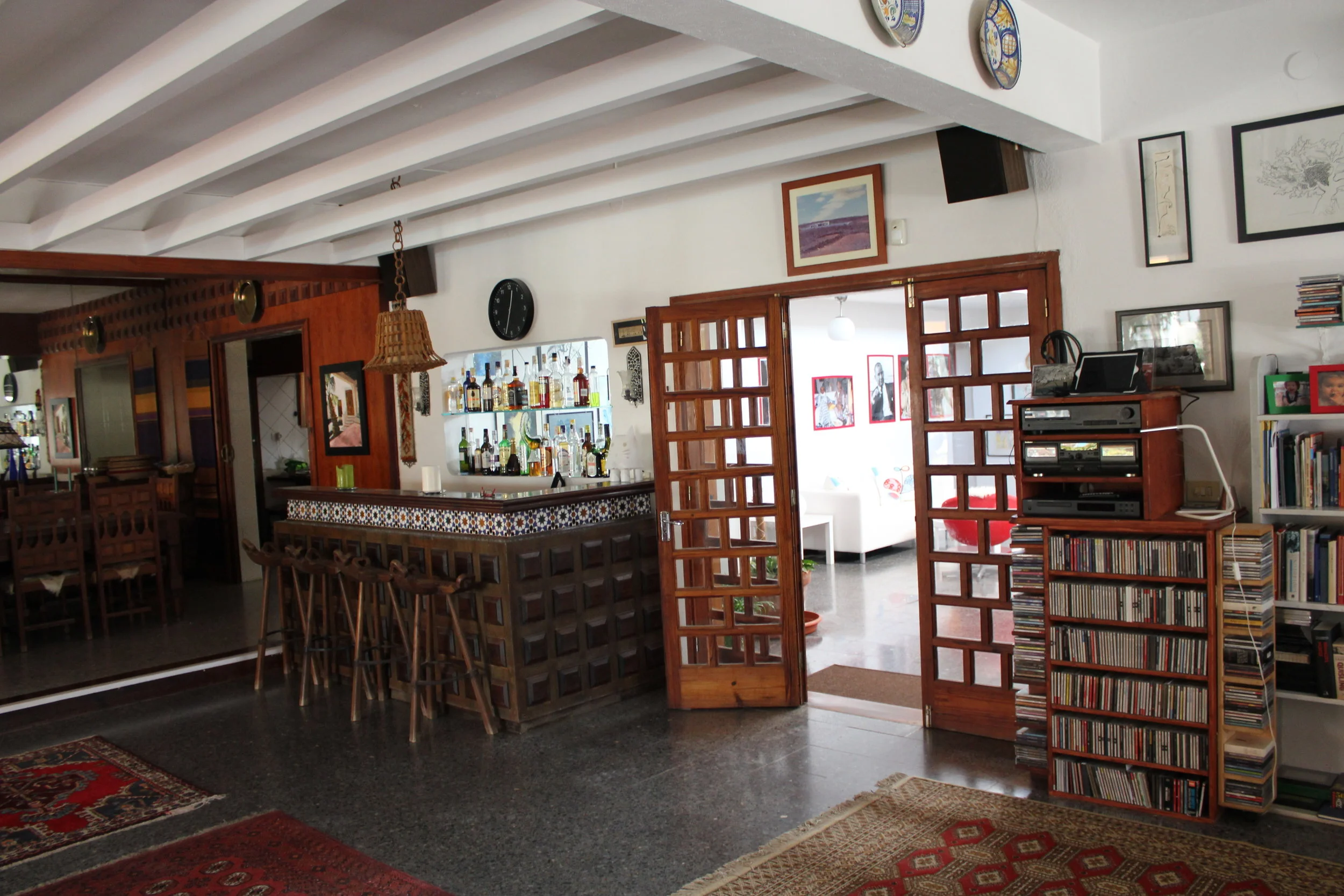 Inn fra indre patio til stuen