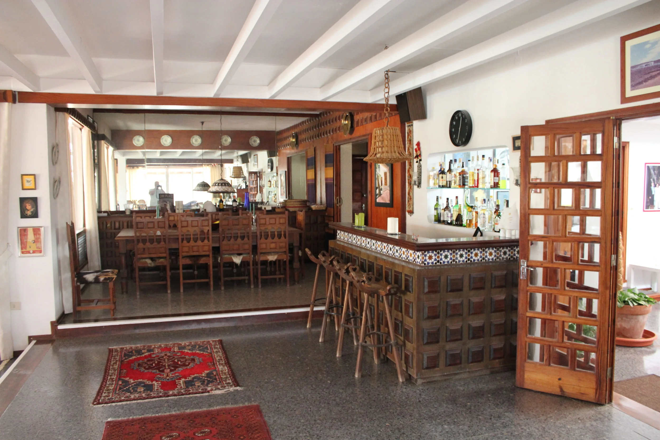 Stuen sett mot spisestue - og kjøkken til høyre. Utsikt over hovedterrasse til venstre