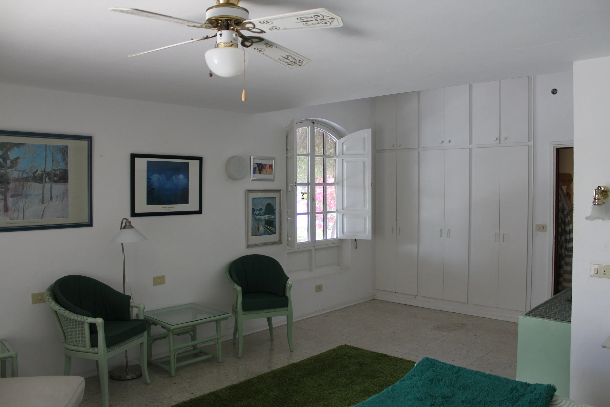 Master bedroom - med utsikt mot basseng/hage