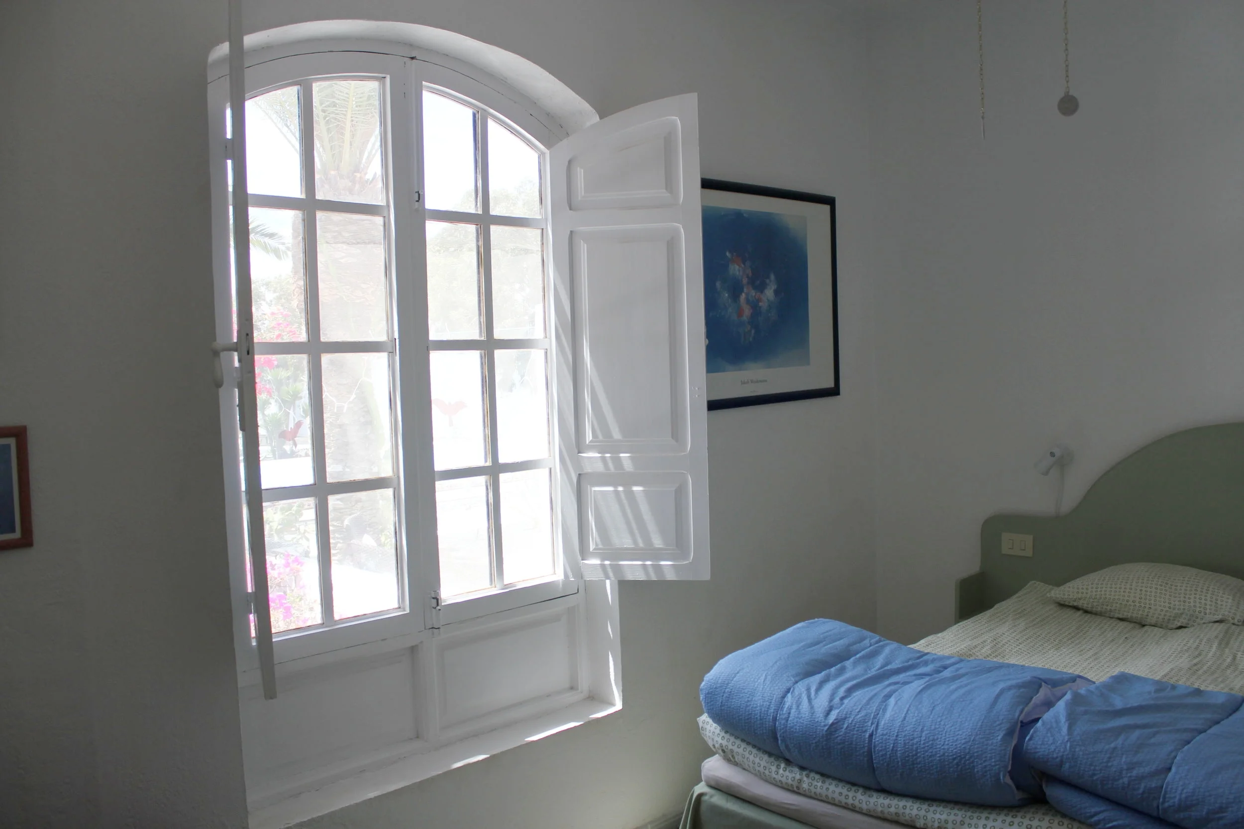 Soverom 2 - med utsikt mot basseng/hage