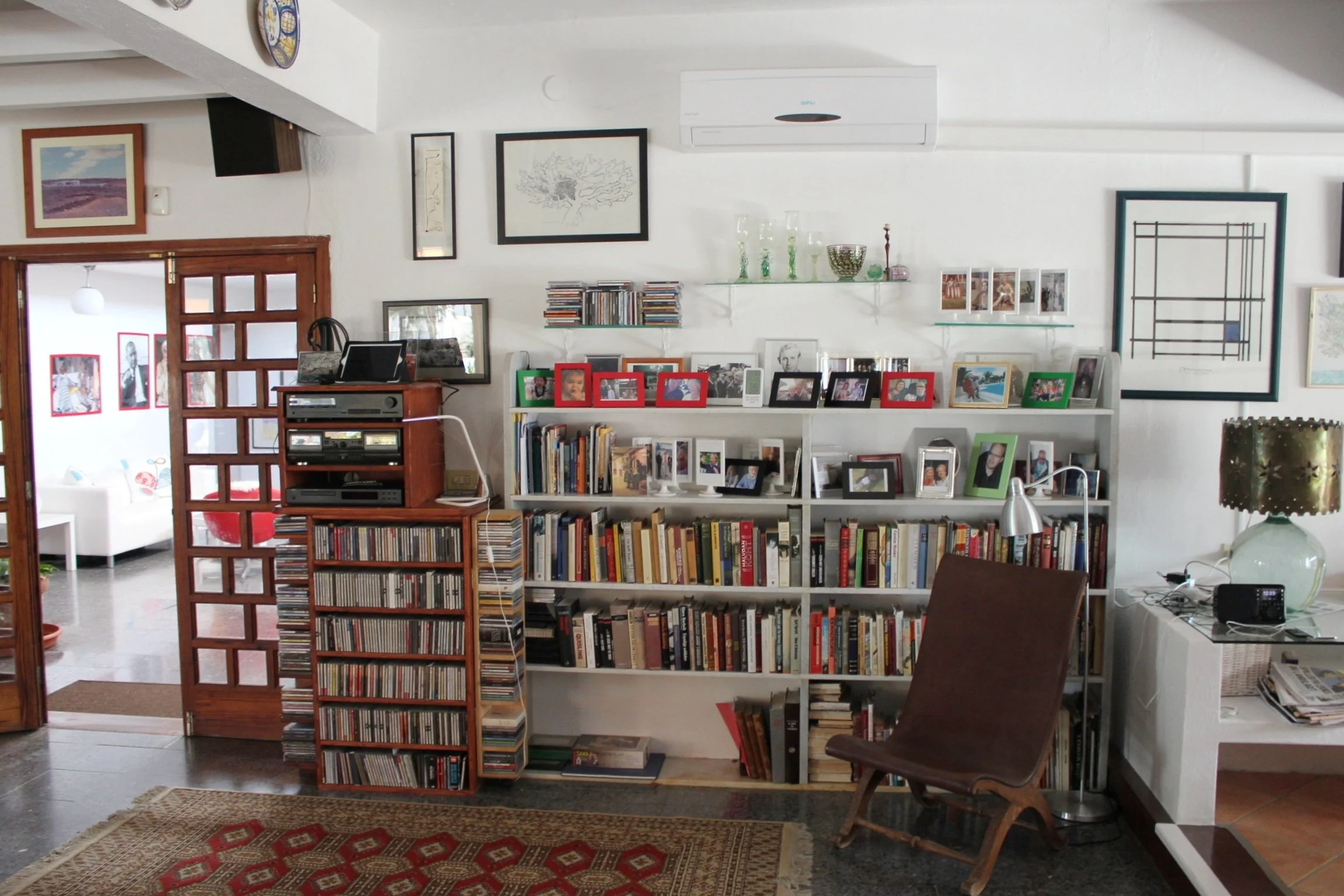 Bokhylle i stuen - mot indre patio