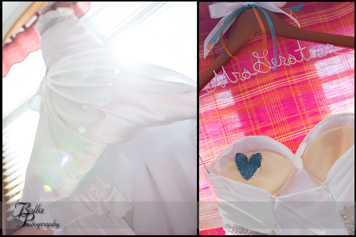 005_Bolla_Photography-wedding-preparations-bride-dress-hanger-someting_blue-heart-Albers-Gerstner.jpg