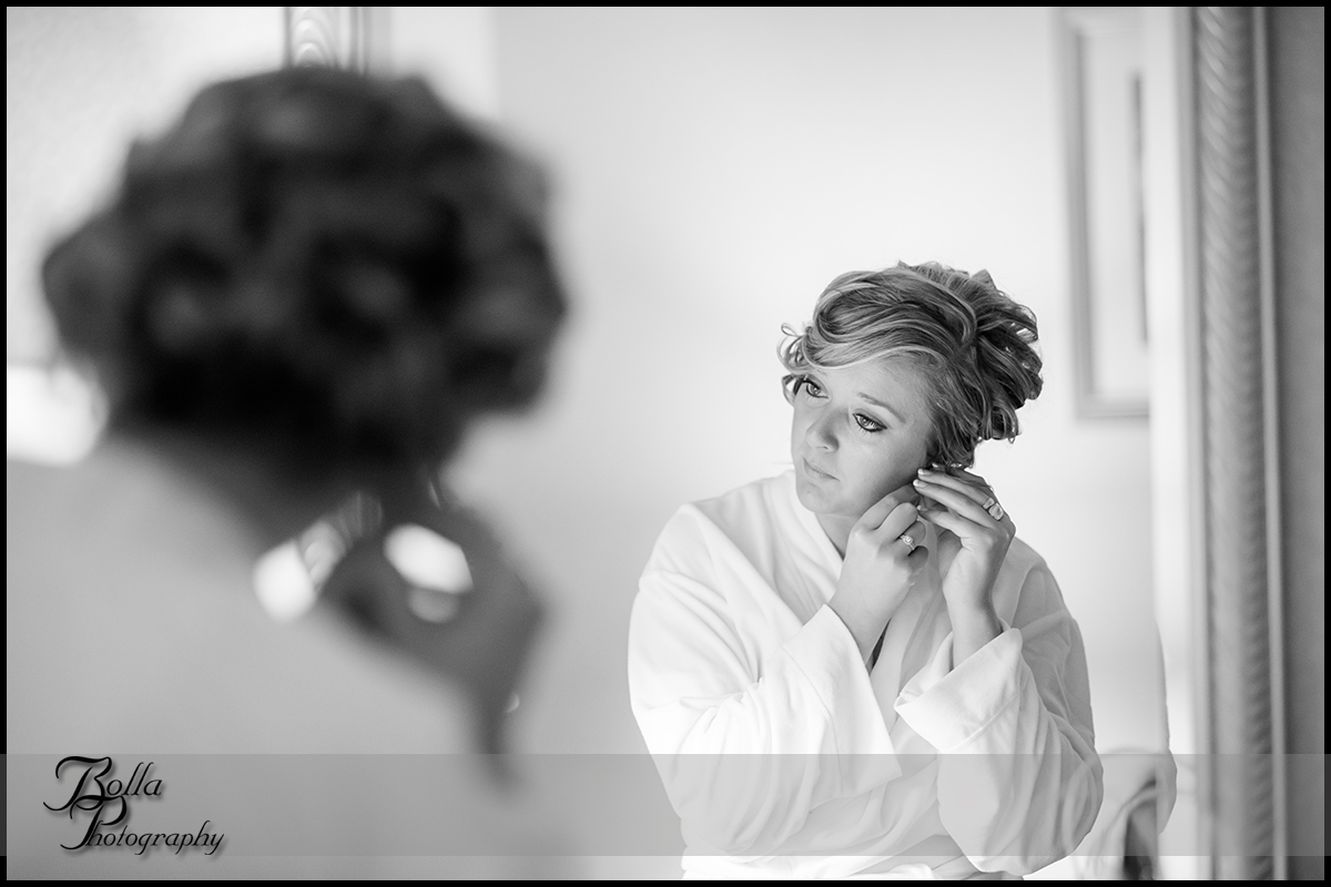 004_Bolla_Photography-wedding-preparations-bride-rob-earrings-jewelry-Mt_Vernon-Wilson.jpg