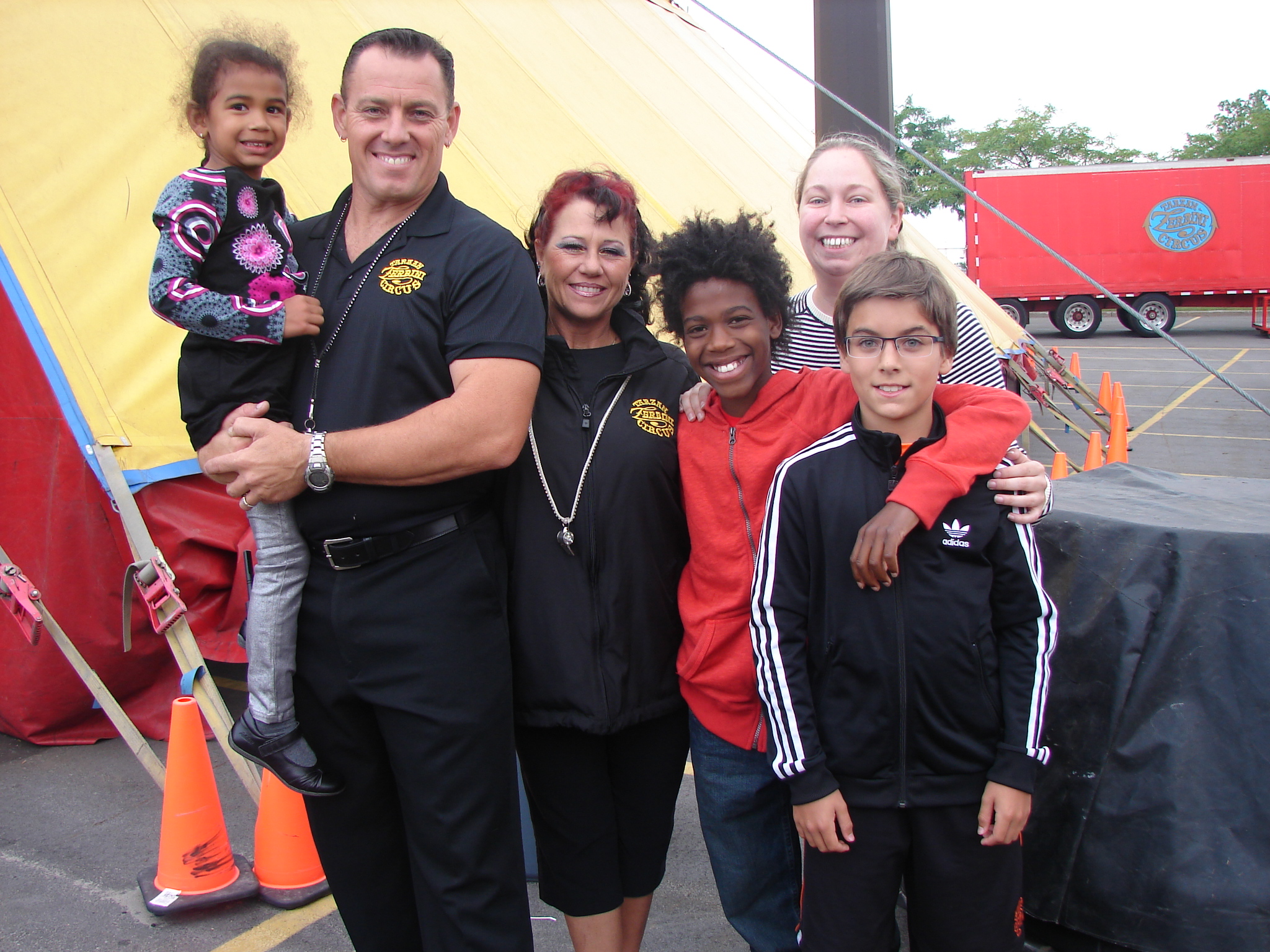 famille avec le maitre de cirque.jpg