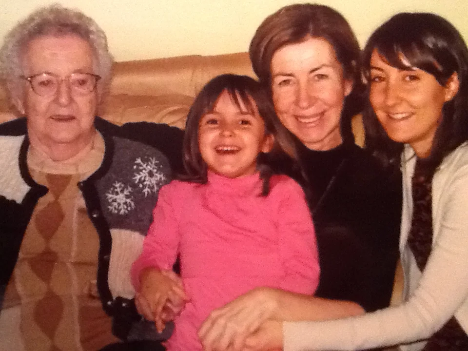 Souvenir : Ma grand-mère, ma mère, ma fille et moi-même chez nous il y a quelques années.
