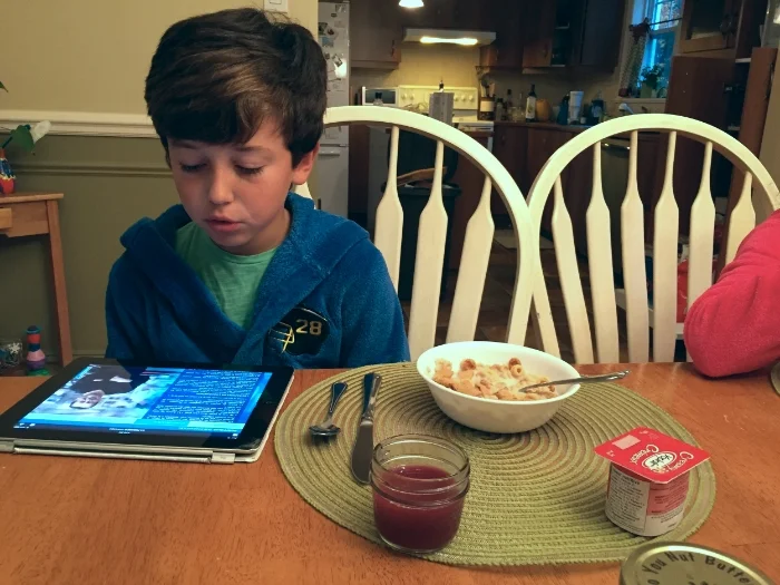 Fiston qui fait sa lecture.