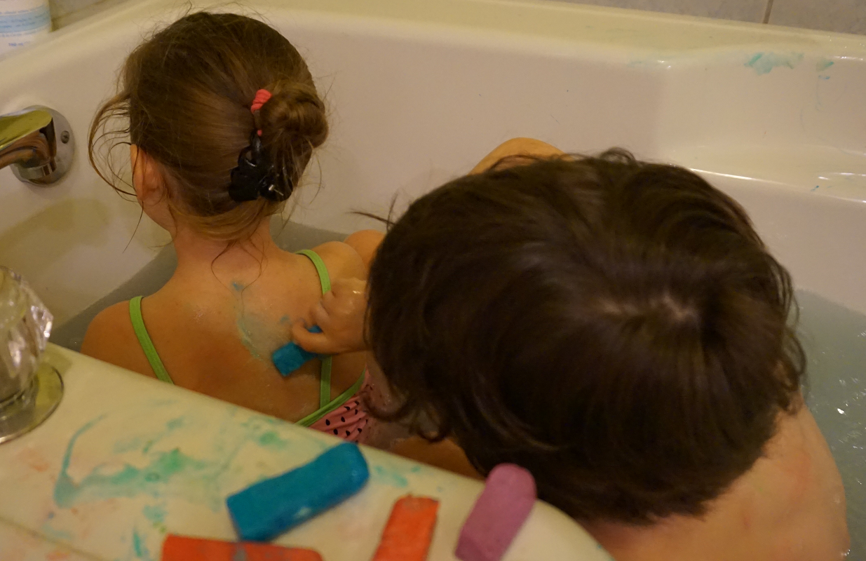 Testé les Bath Crayons pour dessiner dans le bain – Souris…Maman