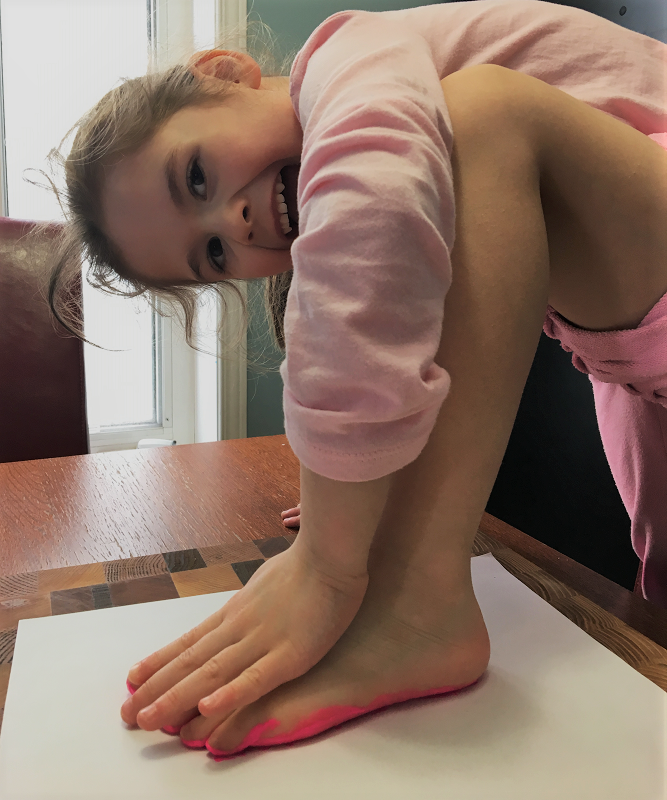 Bricolage : empreintes de pieds pascales — Je suis une maman