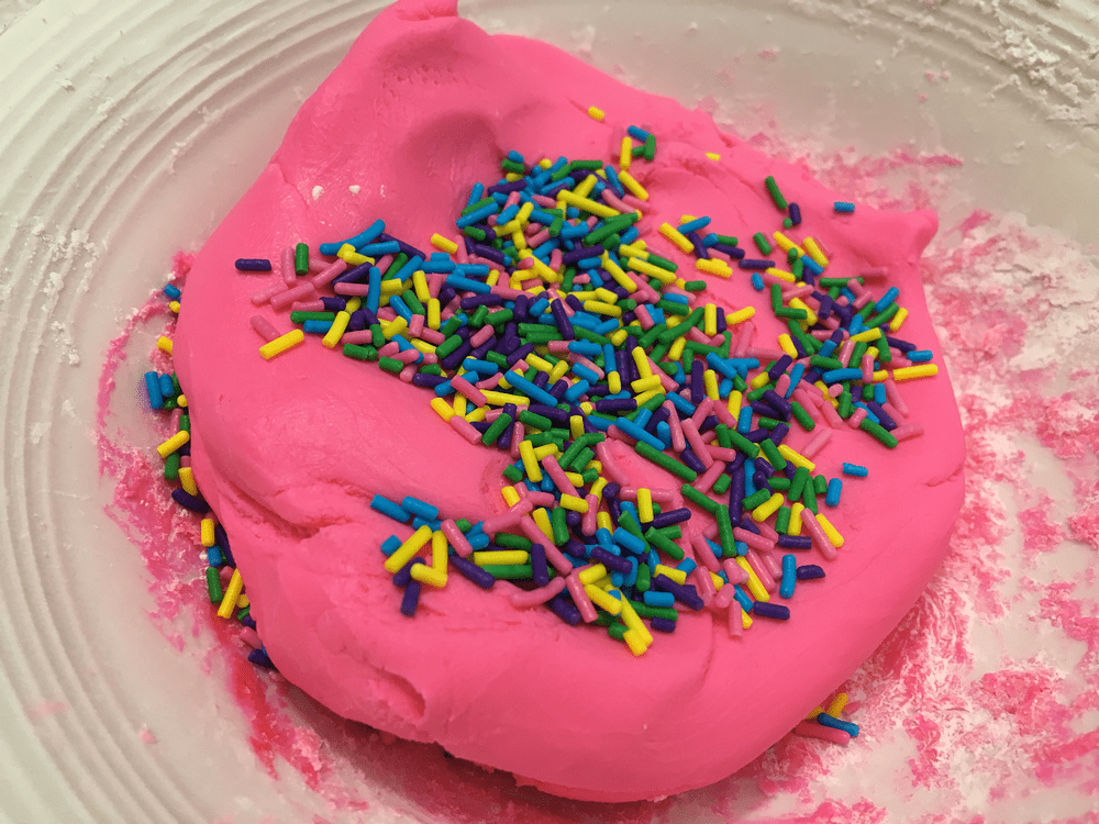 De La Pate A Manger Euh A Modeler Je Suis Une Maman