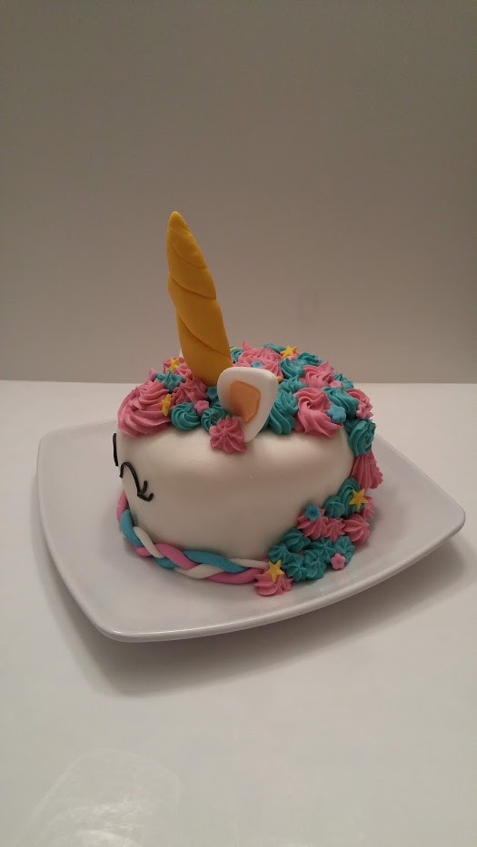 gâteau en forme de licorne-fondant-décorer un gâteau-gâteau au fondant pour enfant-licorne- maman sucrée-Je suis une maman