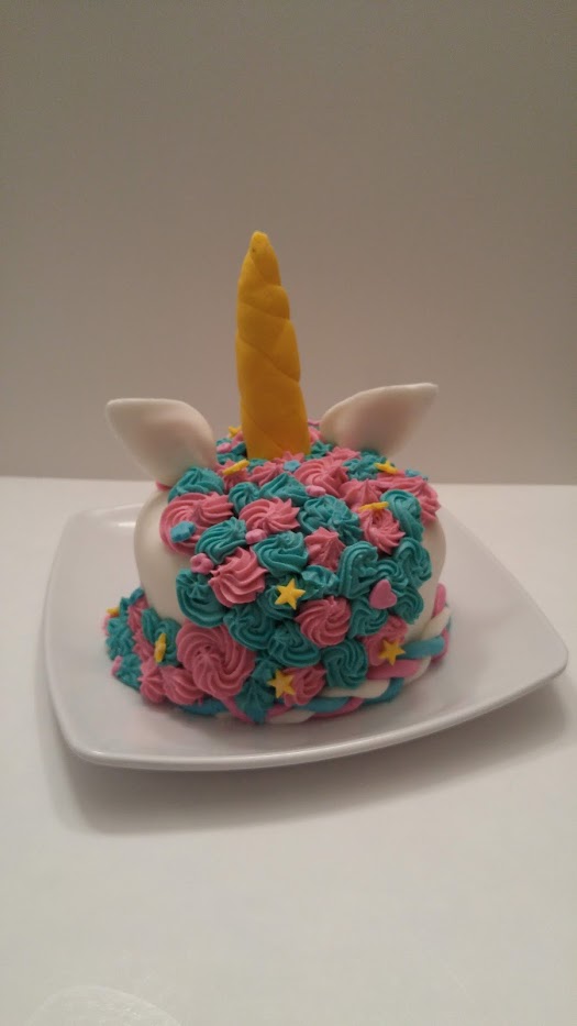 gâteau en forme de licorne-fondant-décorer un gâteau-gâteau au fondant pour enfant-licorne- maman sucrée-Je suis une maman