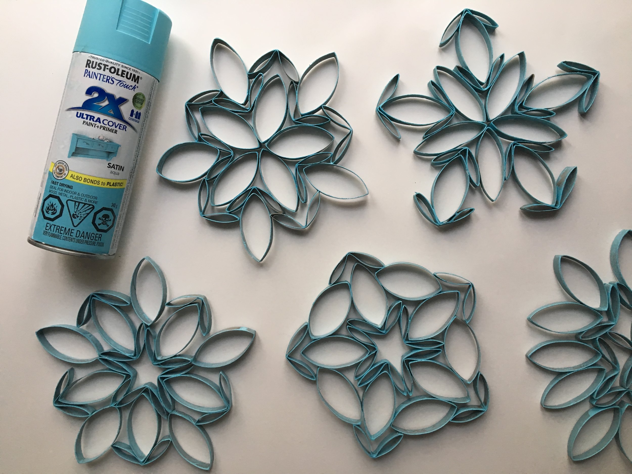 flocons de neige-rouleaux de papier de toilette-rouleau de papier hygiénique-rouleau-bricoler-bricolage-MamanBricole-#mamanbricole-Je suis une maman-DIY-brico d'hiver