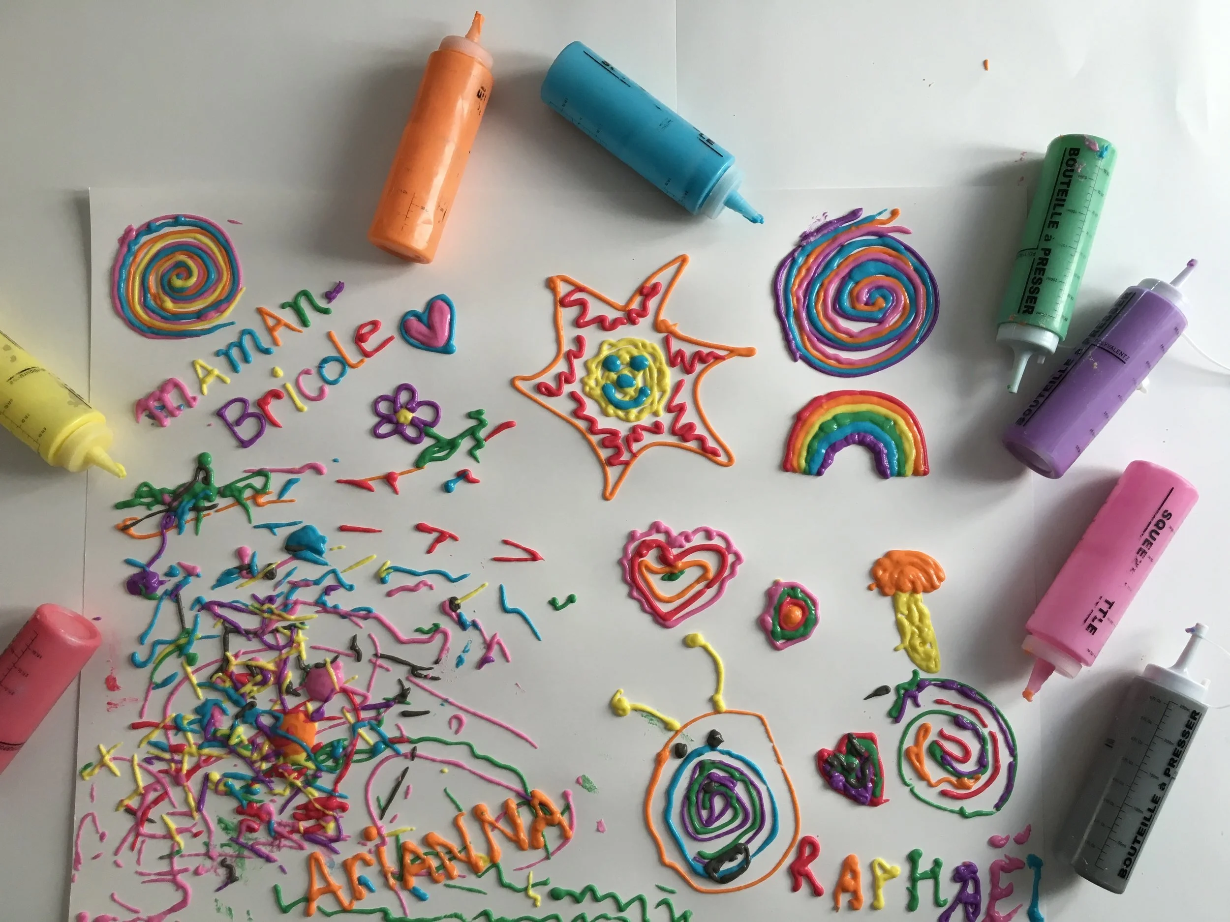 Pâte à dessiner-enfant-jouer-activités-créer-motricité-artiste-oeuvre d'art-dessin 3D - peinture 3D- 3 dimensions-peinture bombée-dessin bombé-MamanBricole-#MamanBricole-Je suis une maman