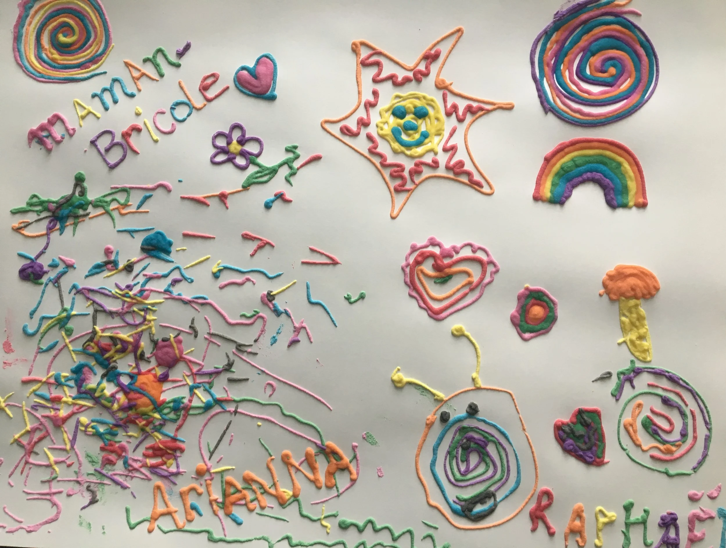 Pâte à dessiner-enfant-jouer-activités-créer-motricité-artiste-oeuvre d'art-dessin 3D - peinture 3D- 3 dimensions-peinture bombée-dessin bombé-MamanBricole-#MamanBricole-Je suis une maman