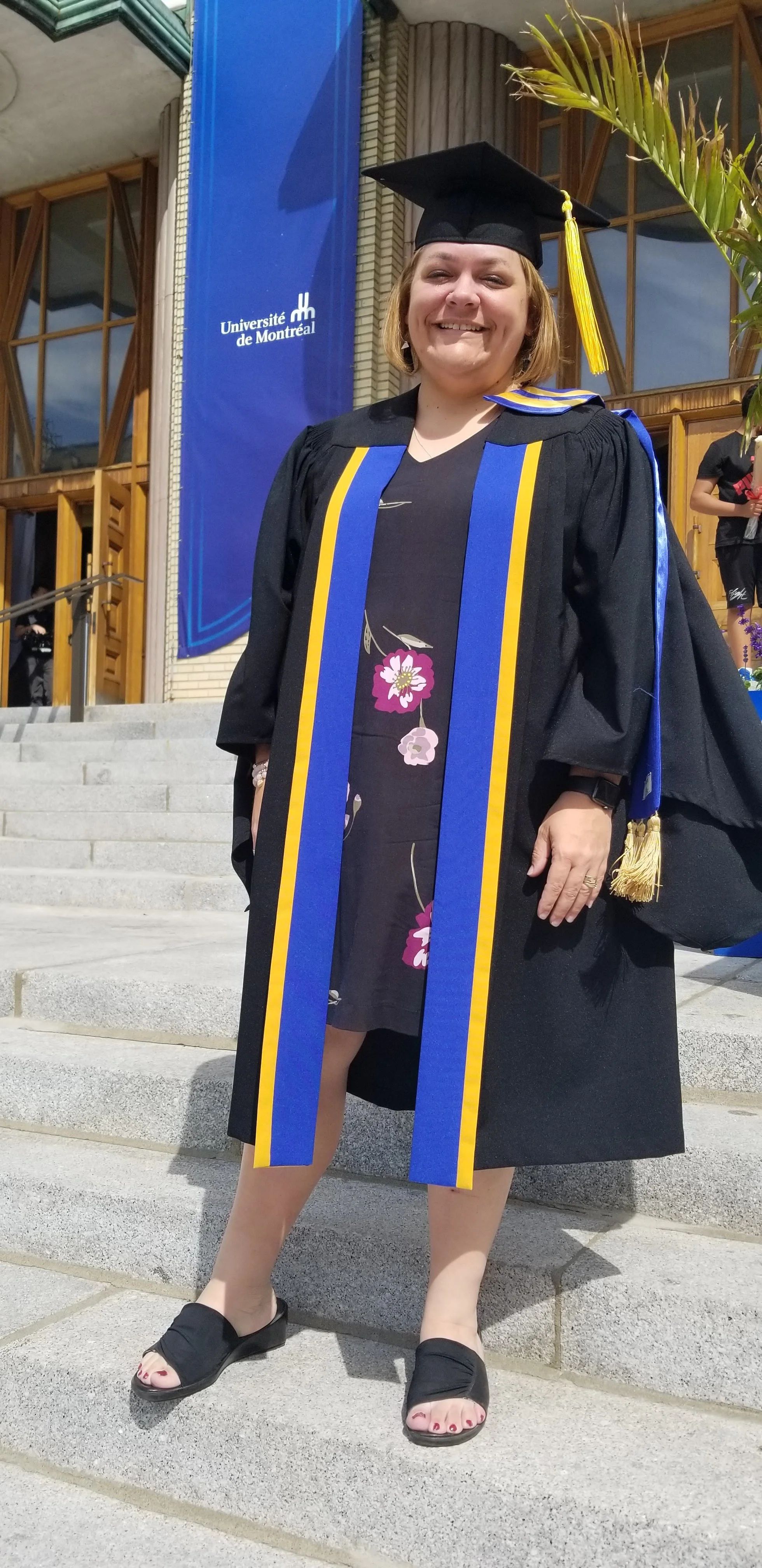 diplomée-retour-école-fierté-réussite-université-de-montréal-graduée-collation-des-grades-famille