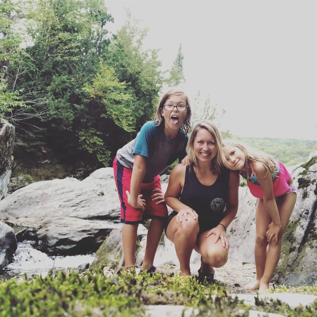 enfants-famille-baignade-nicolet-victoriaville-gratuit-activité-eau-bonheur-piscine-plein-air-lac-poissons-tarzan