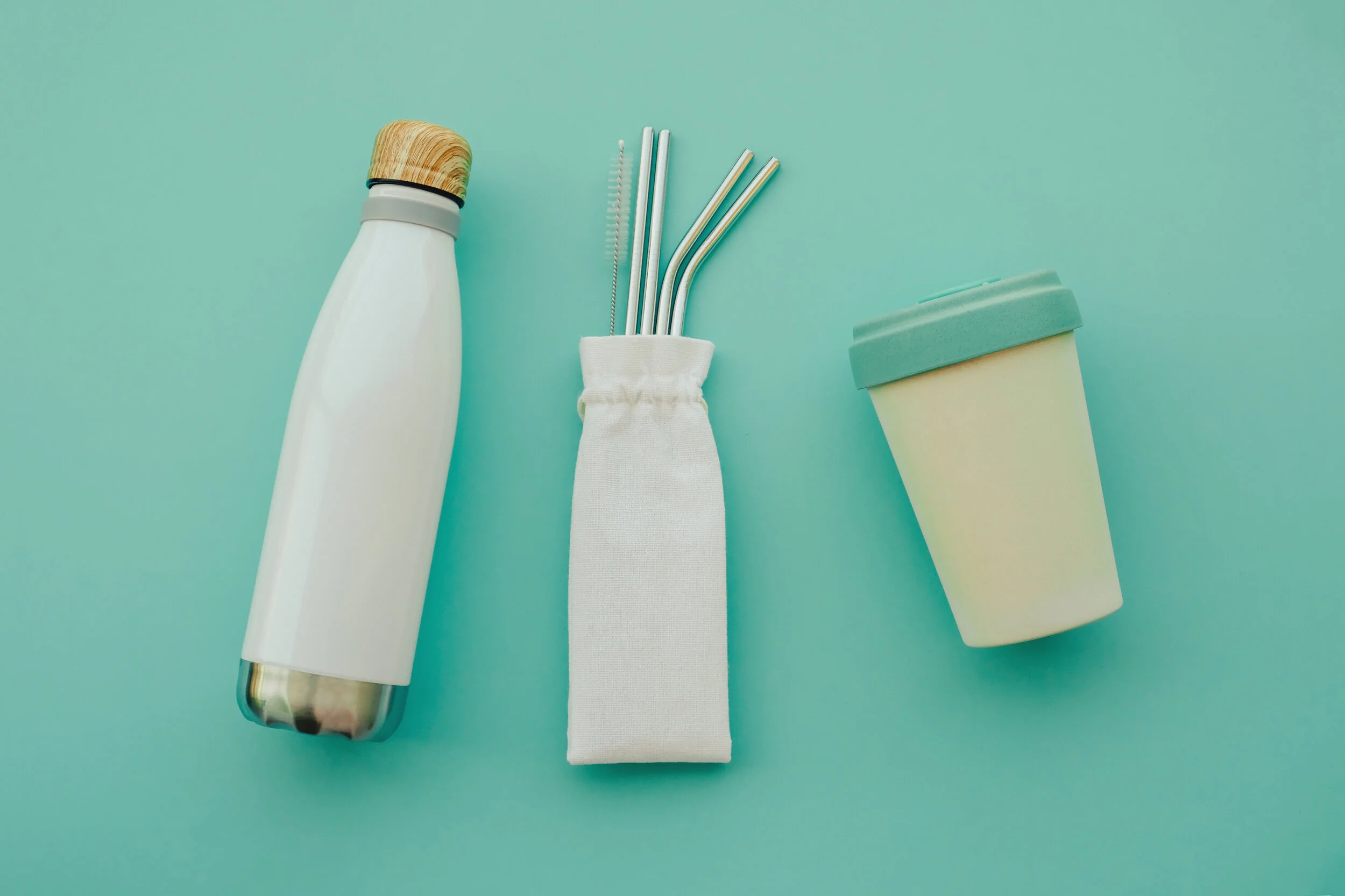 Voyager-écolo-écologique-environnement-bouteille-paille-tasse-à-café-réutilisable.jpg