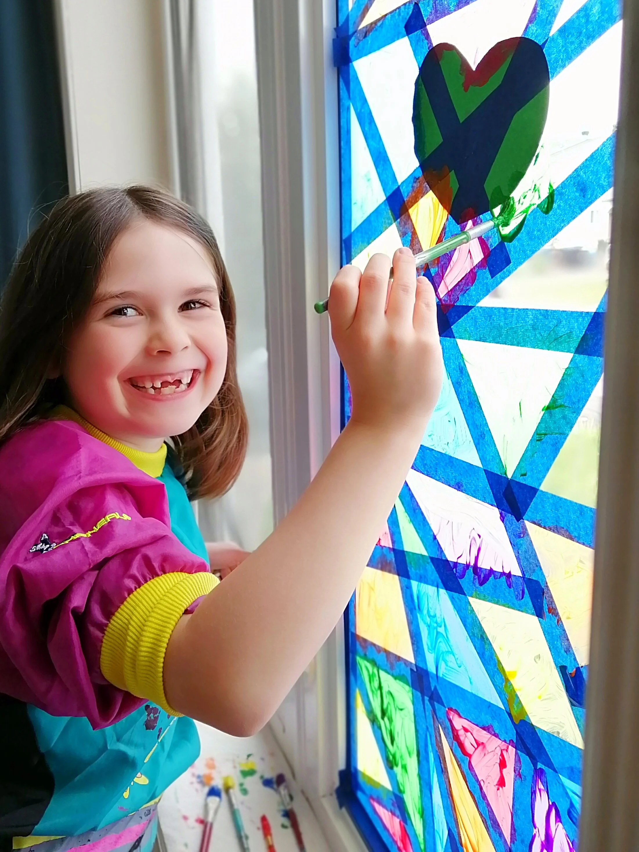 bricolage-vitrail-du-bonheur-fenetre-peinture-activité-créative-maman-bricole
