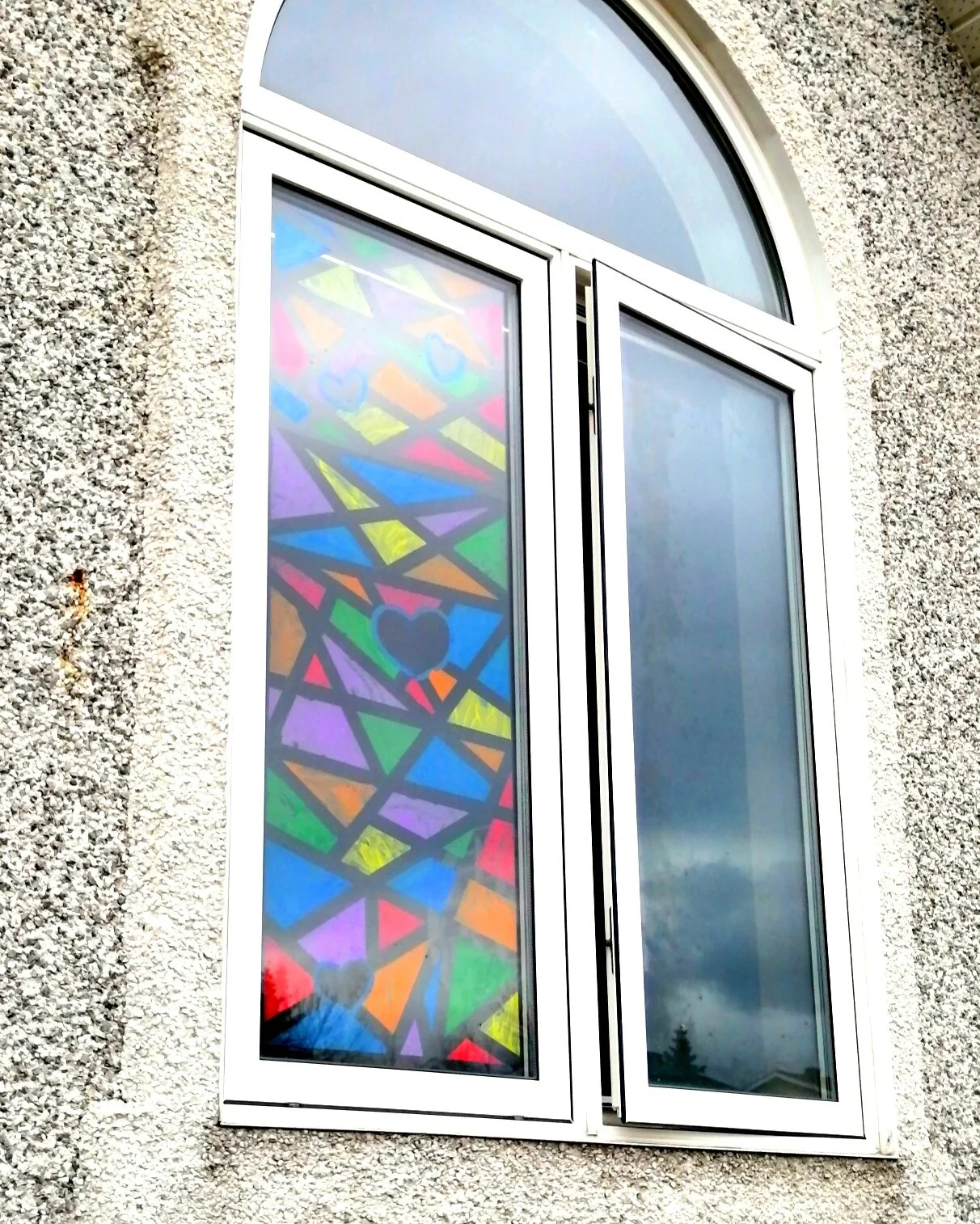 bricolage-vitrail-du-bonheur-fenetre-peinture-activité-créative-maman-bricole