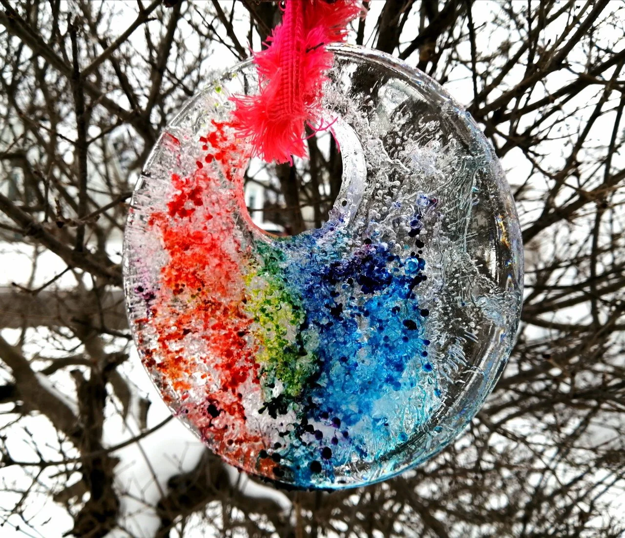 bricolage-hiver-capteur-de-soleil-glacé-coloré-DIY-simple