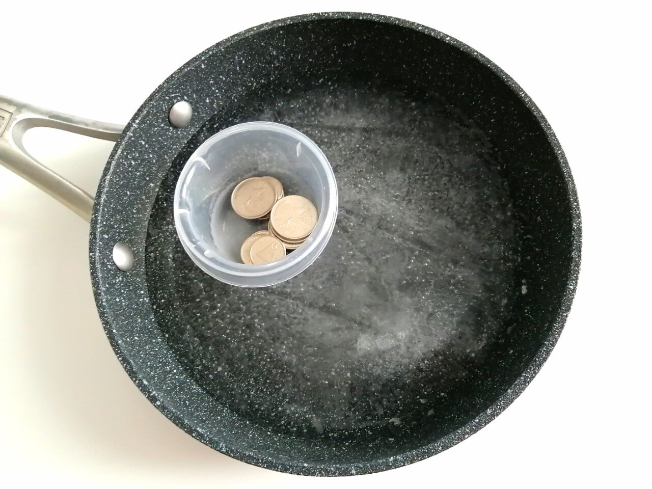 bricolage-hiver-capteur-de-soleil-glacé-coloré-DIY-simple