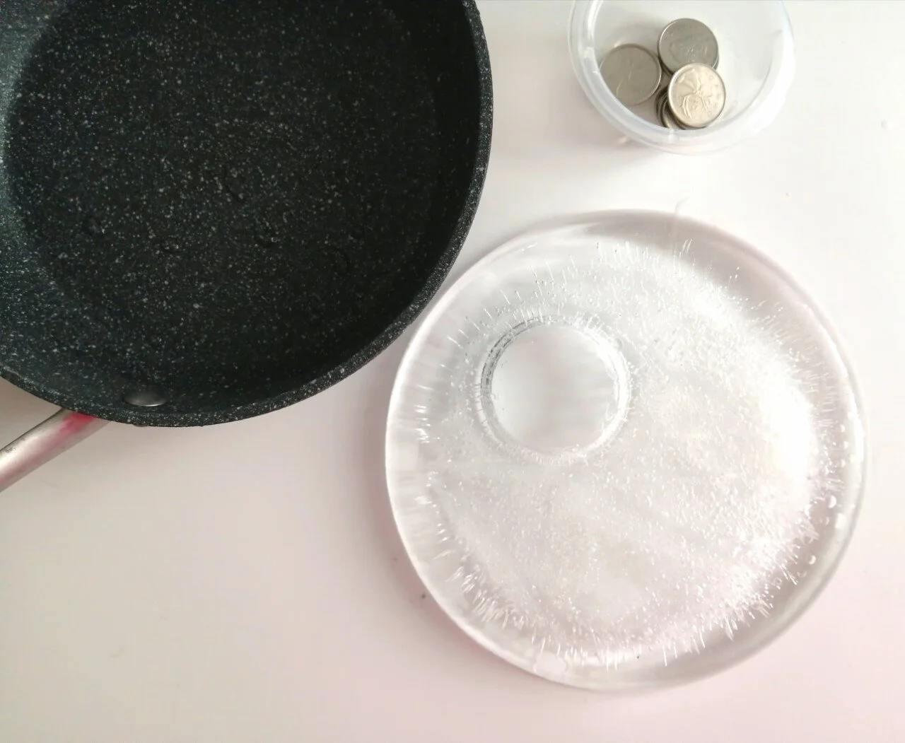 bricolage-hiver-capteur-de-soleil-glacé-coloré-DIY-simple