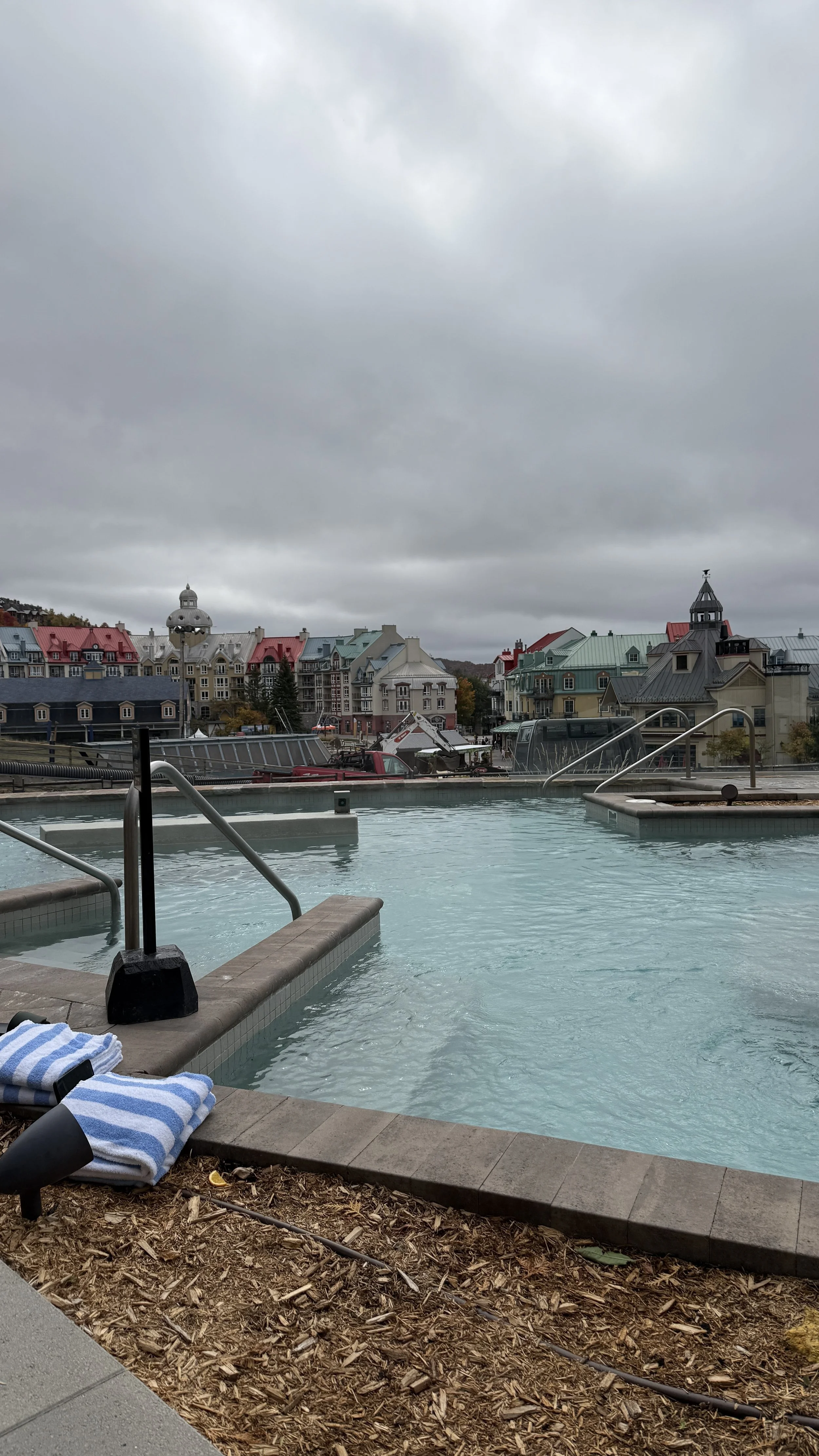 Coin lounge Fairmont Tremblant.jpg