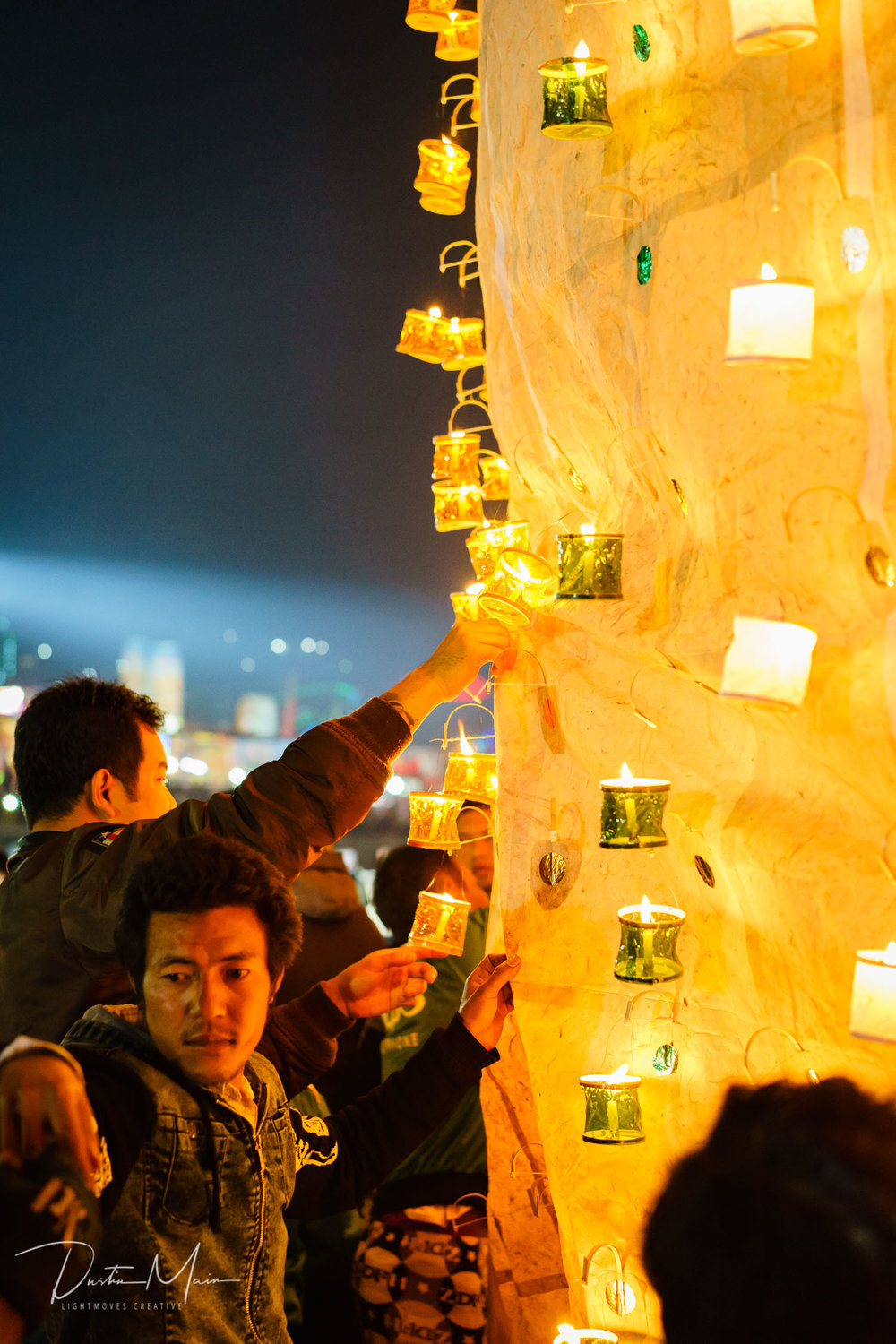  Team members work rapidly to attach the candles on the fire balloon before the hooks are out of reach.  © Dustin Main 2015 