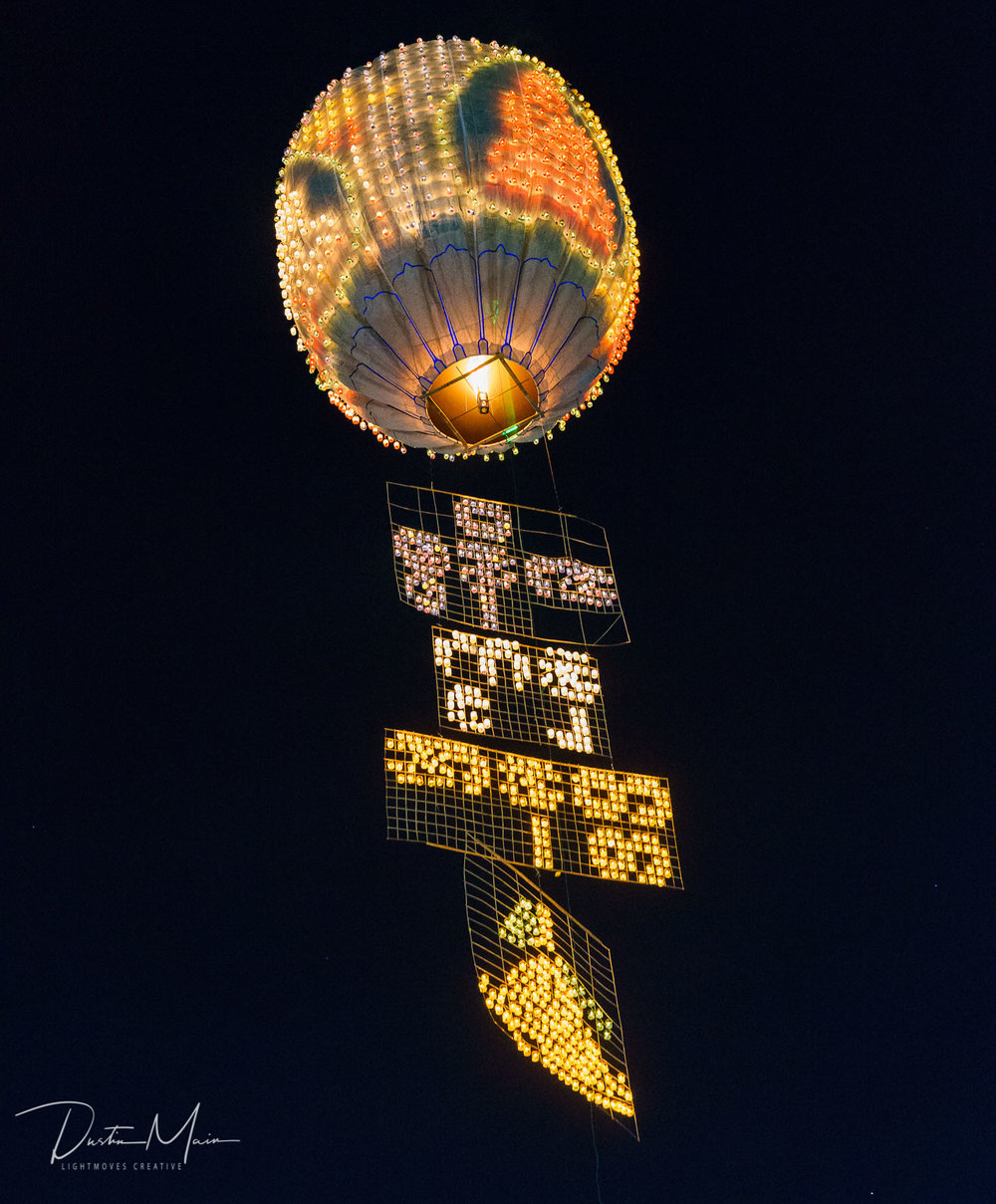  Sein Na Pan fire balloon takes flight.  © Dustin Main 2015 
