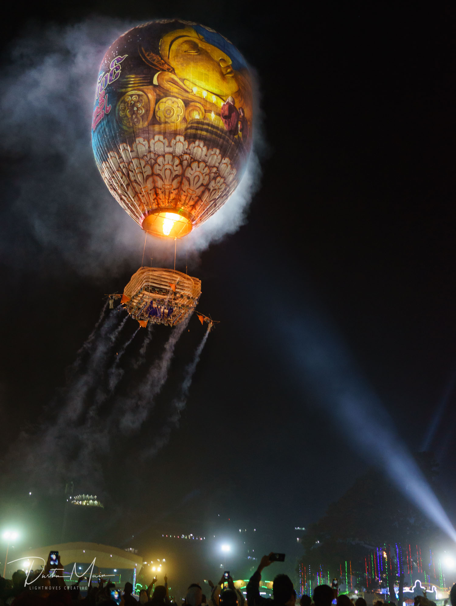  Nya Mee Gyi takes off at the Tazaungdaing Fire Balloon Festival  © Dustin Main 2015 