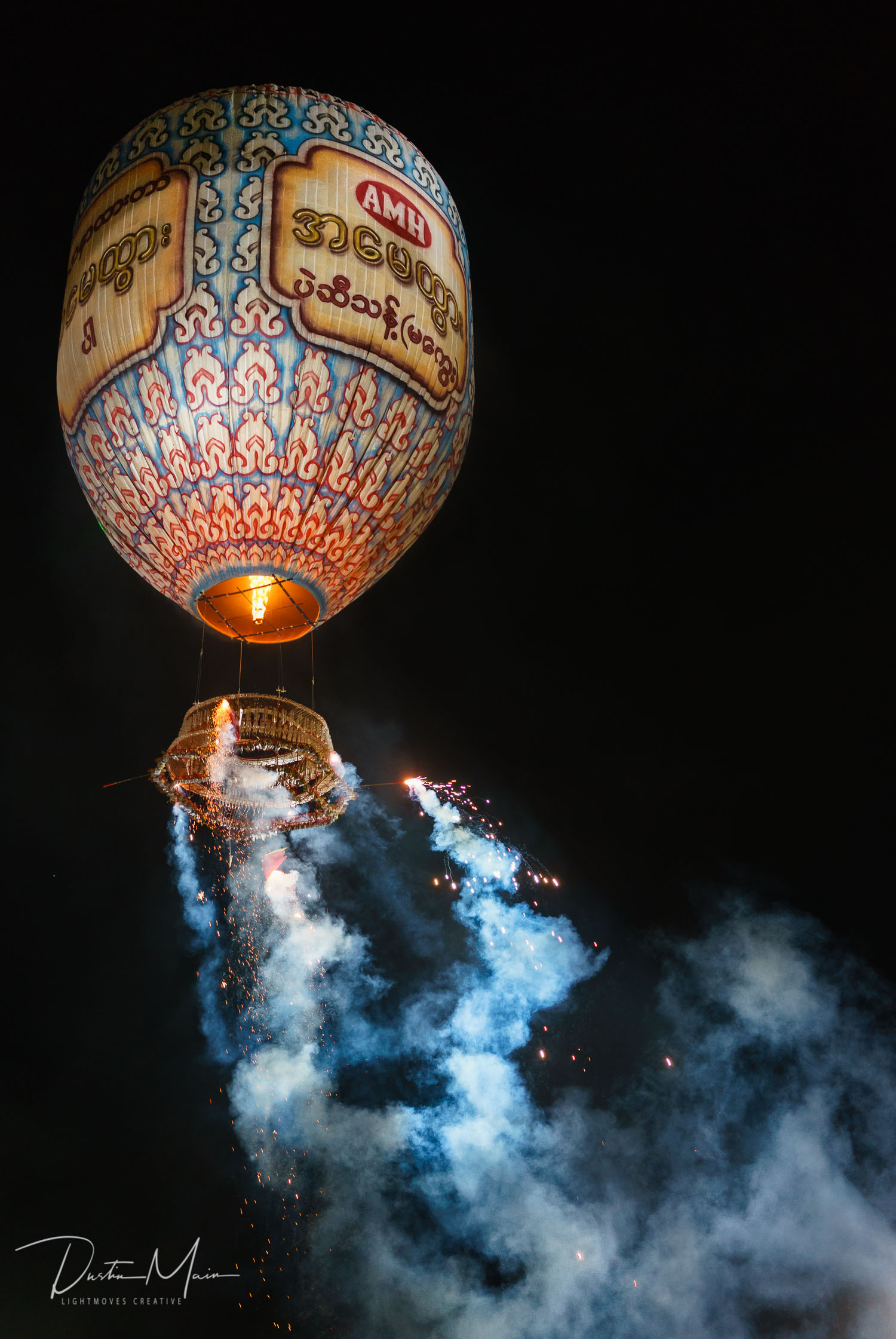  About to blow.&nbsp; Another fire balloon goes up to much fanfare.  © Dustin Main 2015 