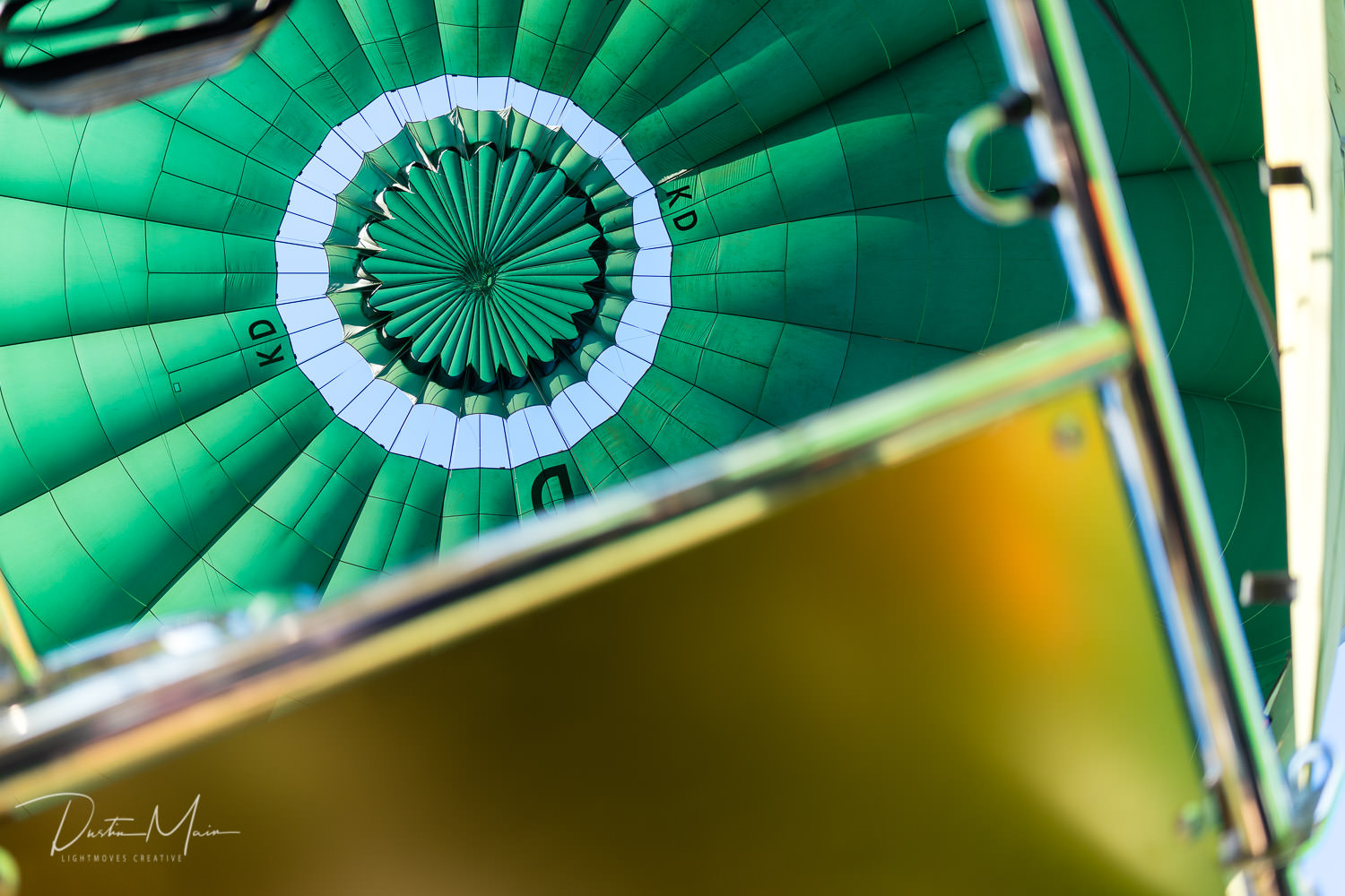  Watching the hot air balloon deflate as the vents in the top are opened.  © Dustin Main 2017 