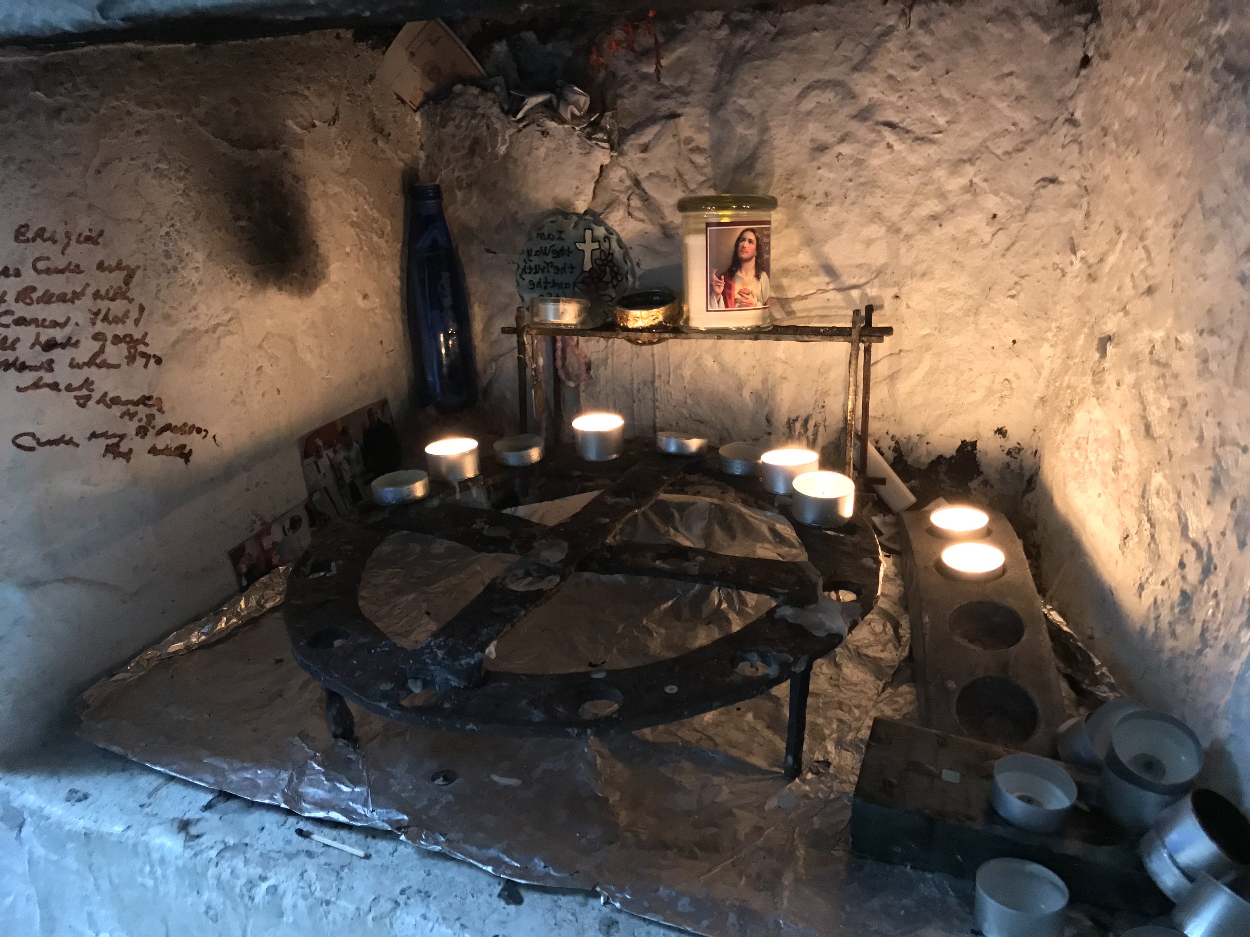 The well is also an active place of worship and prayer for supplicants to the saint.
