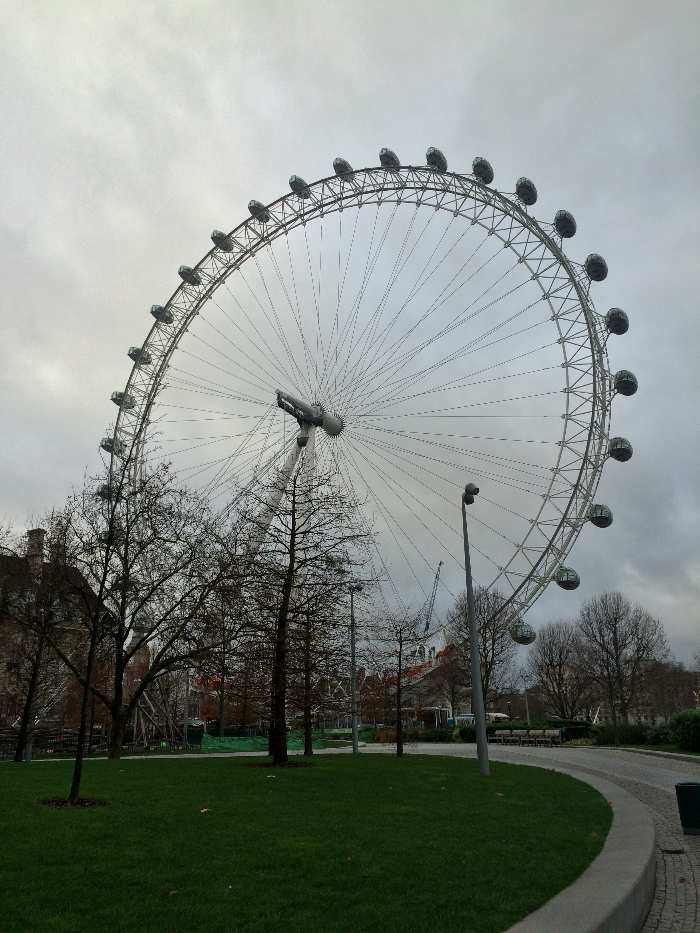 With thirty-two capsules adoring a 443 foot high cantilevered wheel, the London Eye is a modern iconic spot of London.