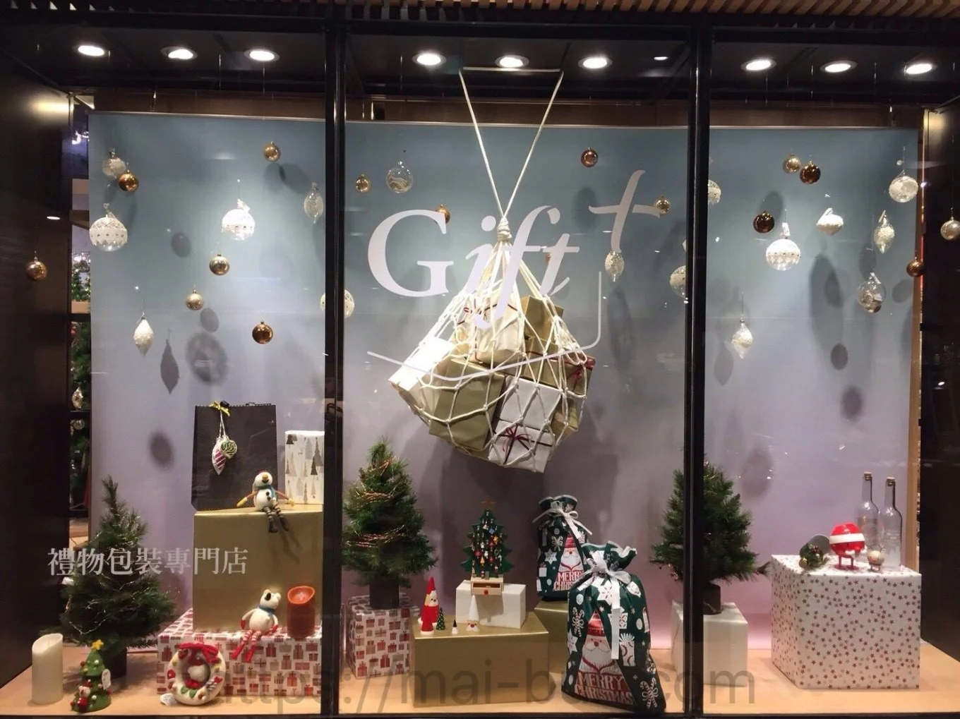 Image 10 eslite inside gift display.jpg