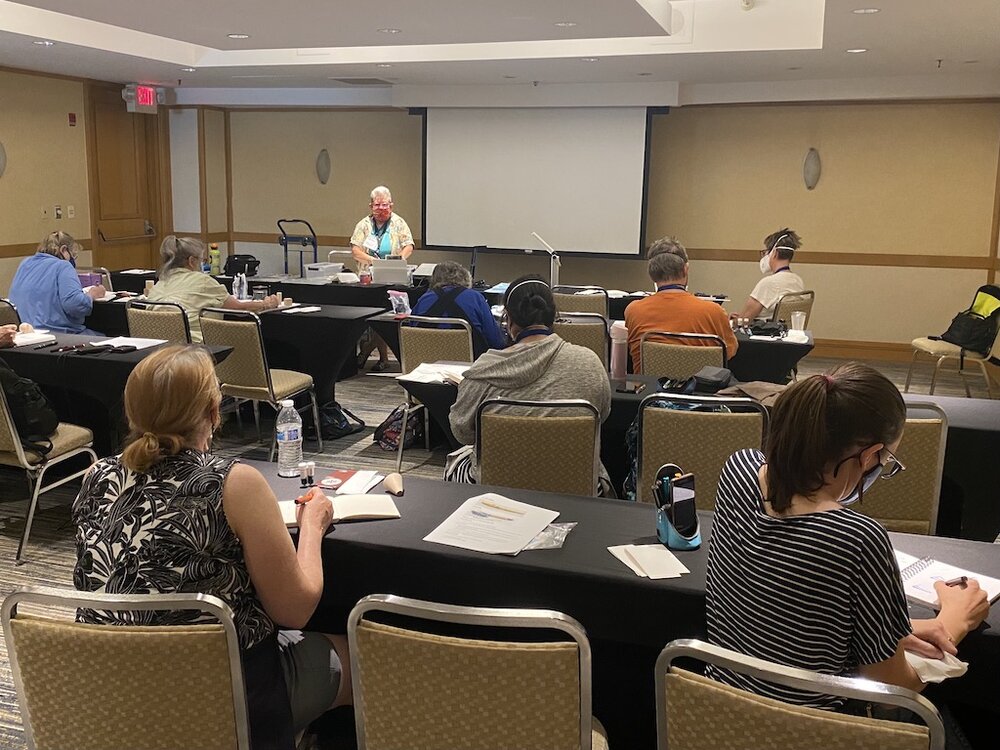 Eileen Goldenberg teaching “Sketching with Fountain Pens.” (pc: Franz Dimson)