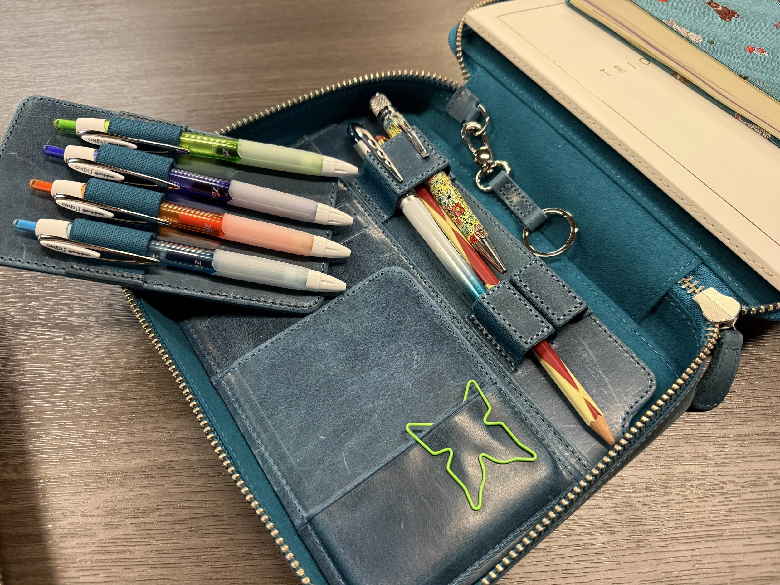 Galen Leather A5 Expansi Folio Inside