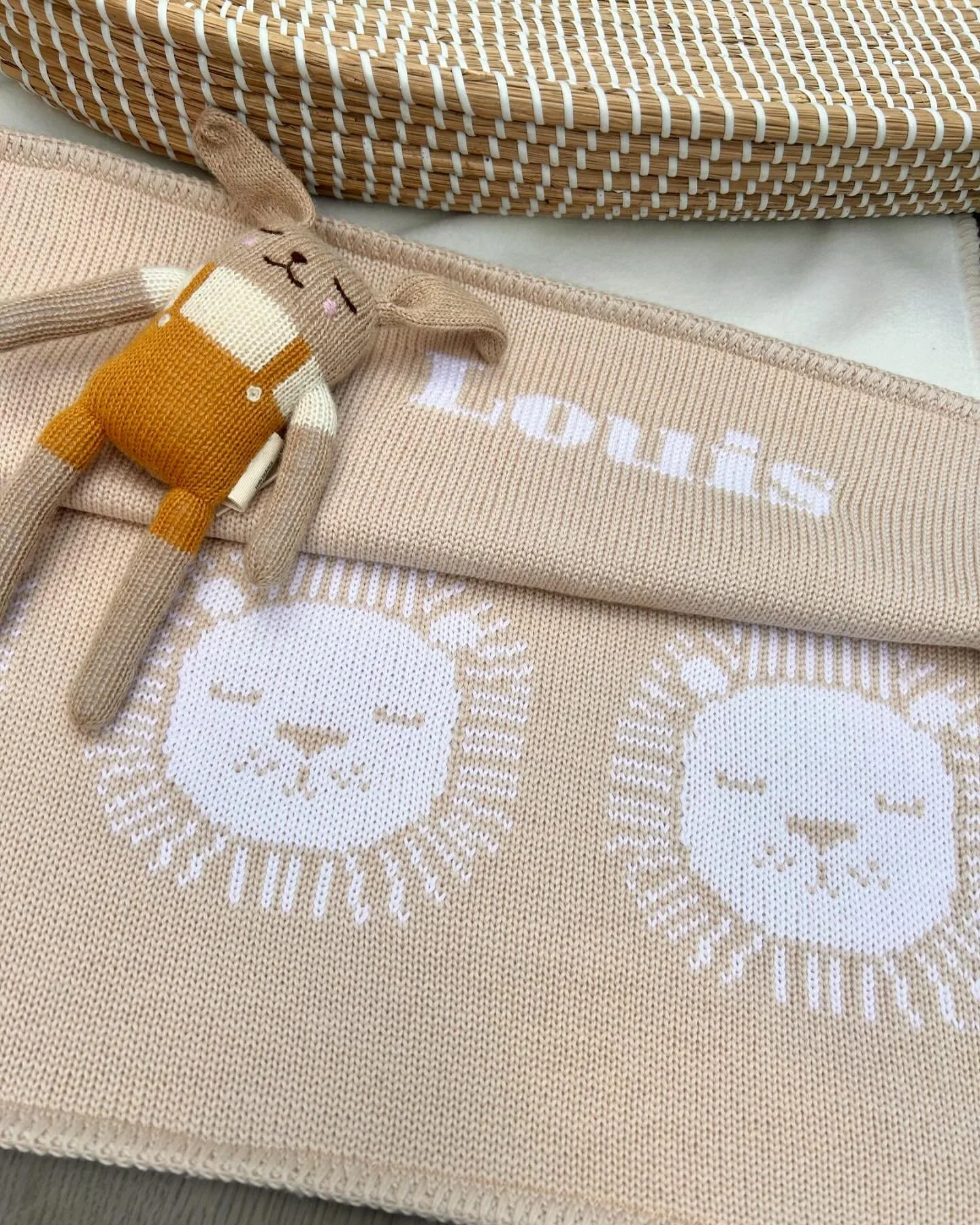 A neutral colourway for the lion baby blanket 🦁
