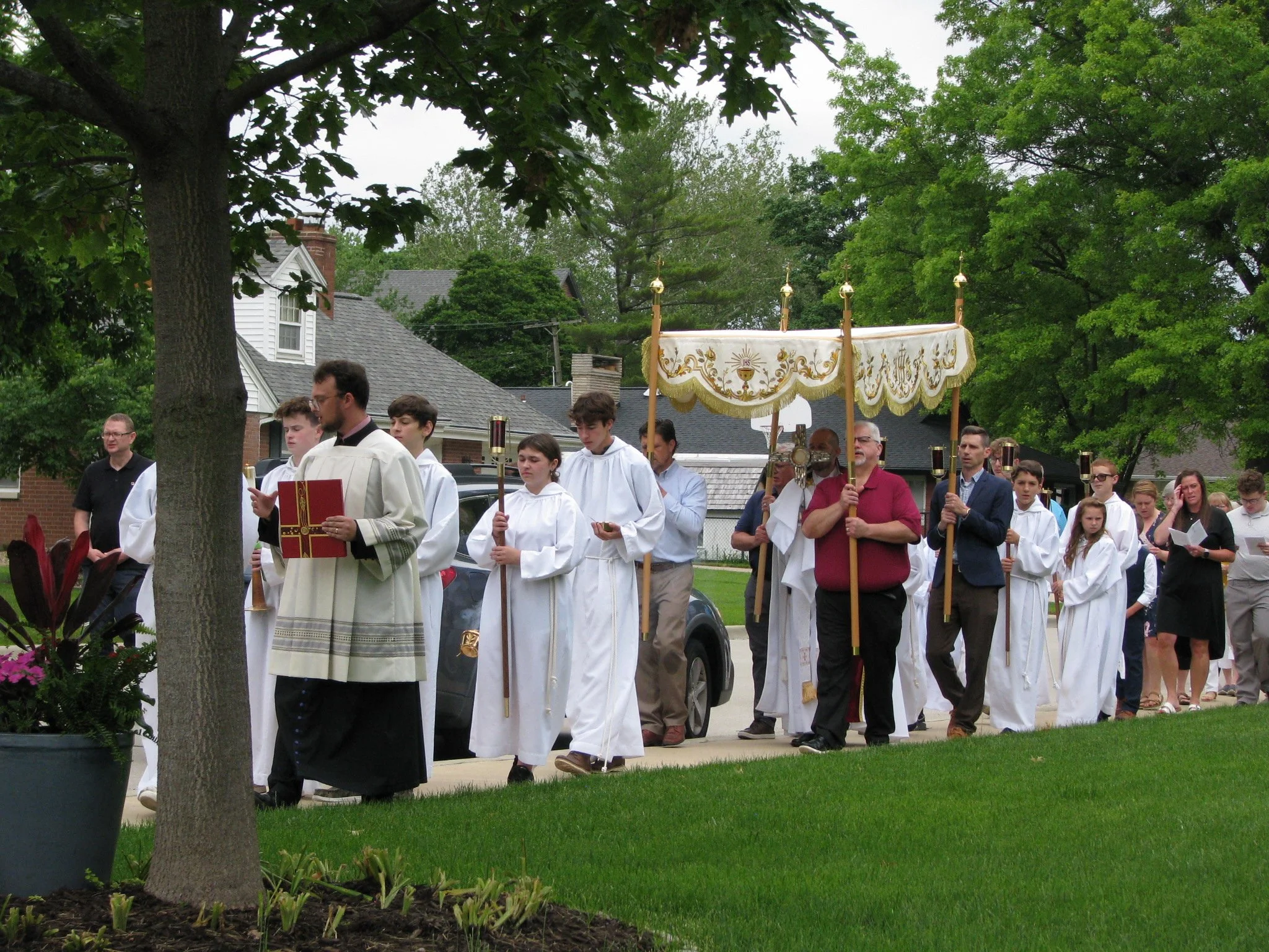 Procession 3.JPG